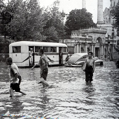 1950'li yıllarda Vatan Caddesi'nin yerinde Lykos Deresi yer alıyordu. Şiddetli yağmur yağışlarından sonra derenin kendini hatırlattığı bir an. (Aksaray)